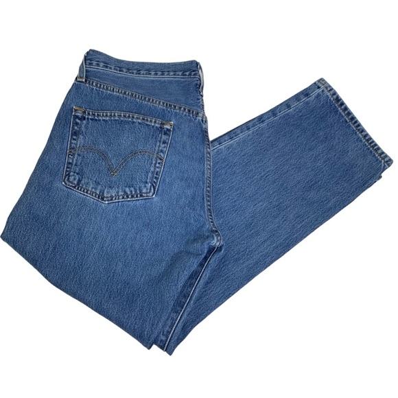 Men’s 501 Button Fly Levi’s Medium Wash Size 36”X30” EXCELLENT Condition - Picture 5 of 7